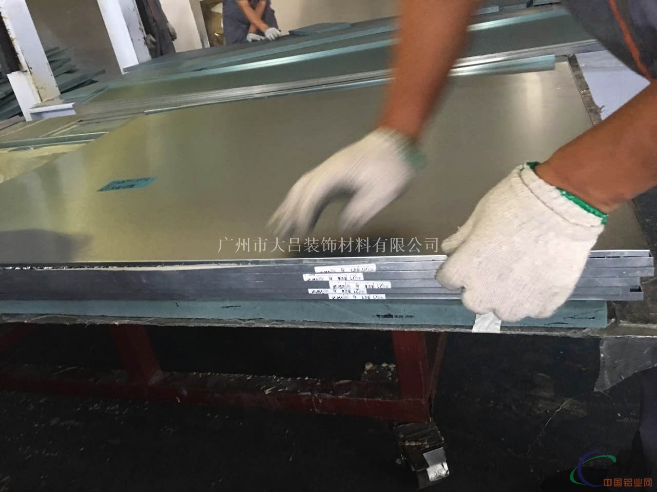 铝蜂窝板滚压成形技术