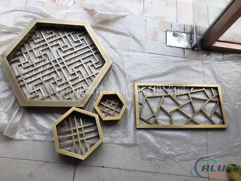 黄古铜铝板镂空雕刻屏风隔断加工过程