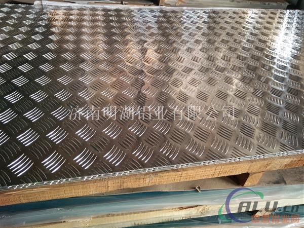 五条筋花纹铝板-防滑花纹铝板