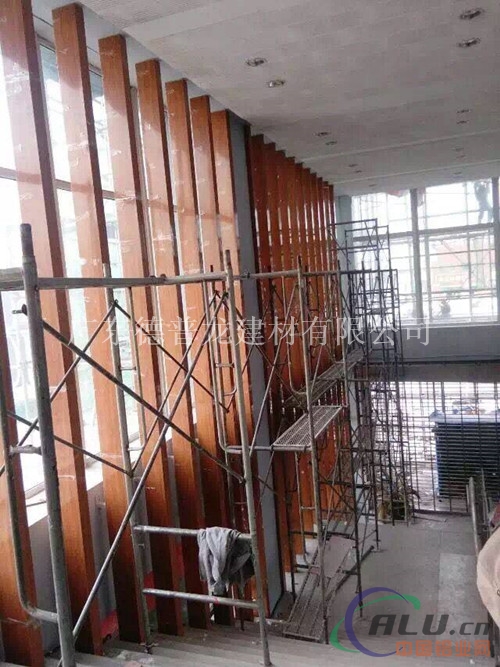 墙身立柱木纹铝方管-造型组装铝方通