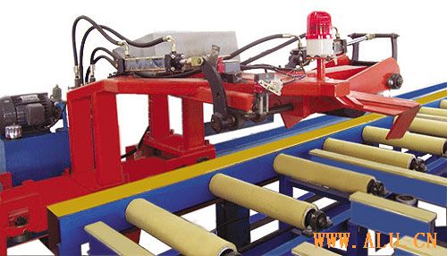 Hauling machine of aluminium profiles