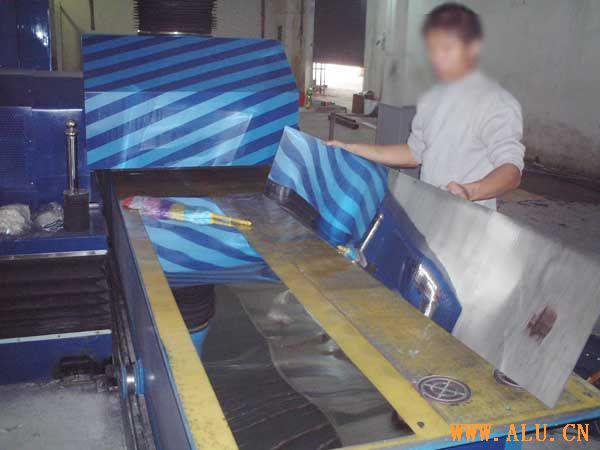 Polishing machine of aluminium board