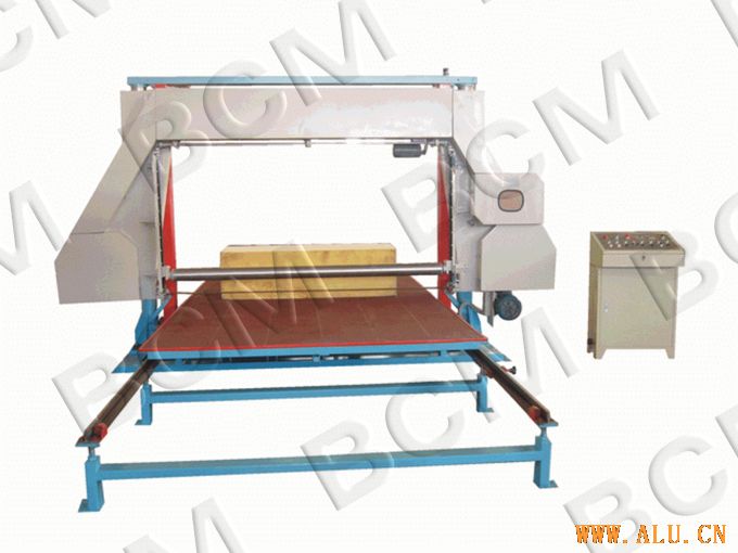 Horizontal foam cutting machine