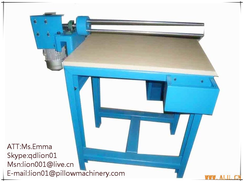 Cushion roll packing machine