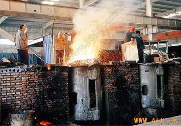 Aluminum melting furnace