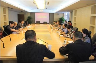月5日,华兴铝业总经理邓建杰同中国长城铝业公司总经理王小平一行会谈
