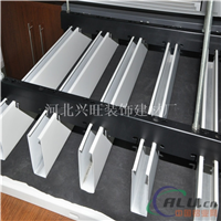 铝方通有几种类型，U型铝方通，凹槽铝方通